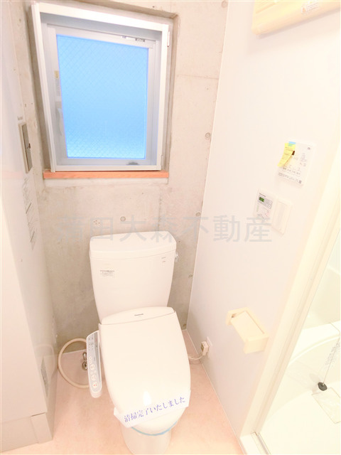 MINAMI－KAMATA RESIDENCEミナミカマタレジデンスのトイレ|窓と温水洗浄便座付きのトイレ