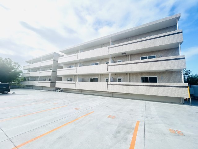 TREVO　YRの駐車場