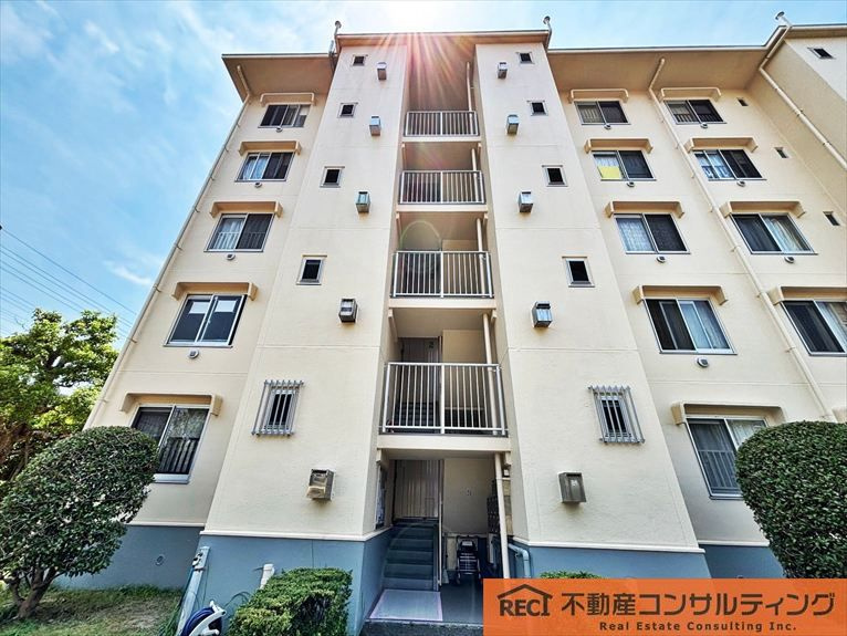 上田東町住宅3号棟のエントランス
