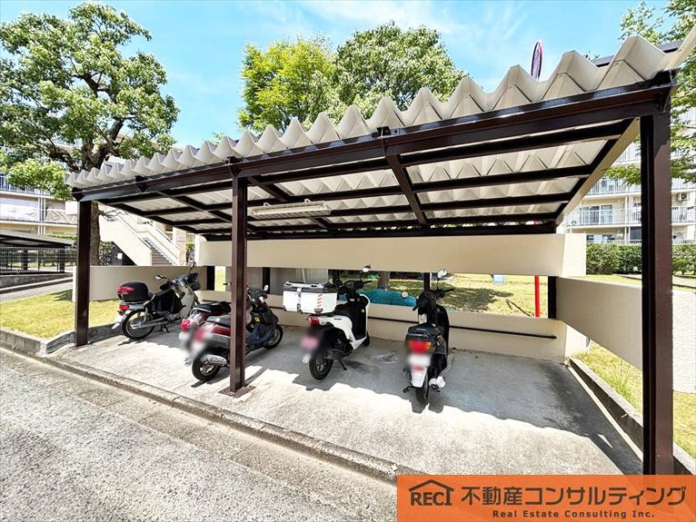 上田東町住宅3号棟の駐車場