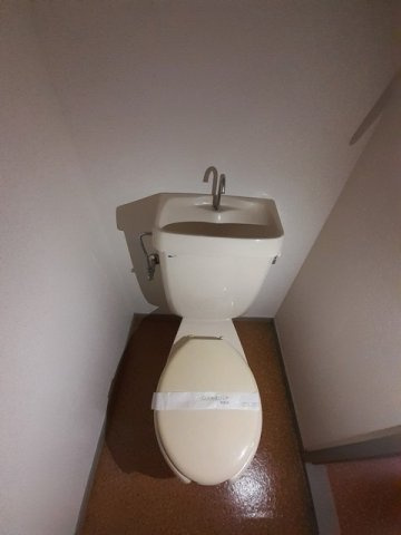 落ち着いた色調のトイレです