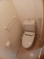 落ち着いた色調のトイレです