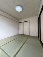 明るい色調の室内です
