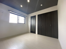 落ち着いて過ごせるお部屋なので、寝室にいかがでしょうか