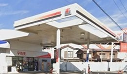 ガソリンスタンドまで462m