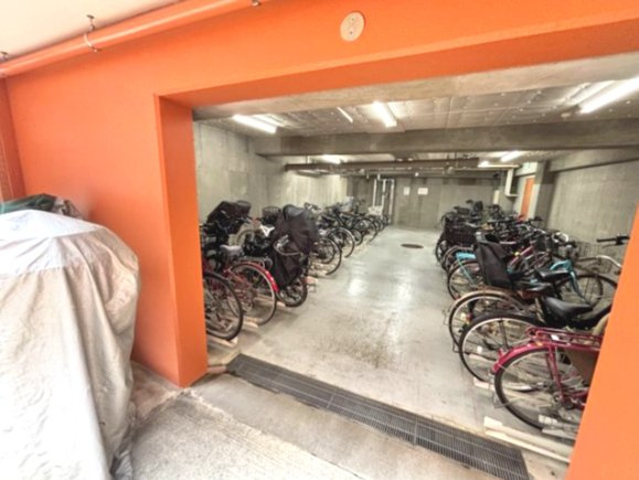 アルシオン小岩の駐輪場|日々の使いやすさに配慮した、広々とした駐輪スペース。
