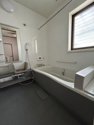 【浴室】 | 廿日市市地御前北三丁目　戸建 | 浴室には換気に便利な窓付き
室内リフォーム履歴有り（令和2年頃）