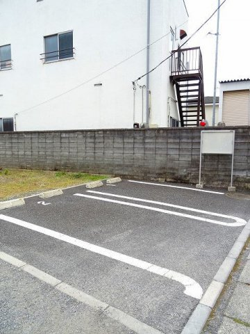 駐車場があるので、車を買う予定の方も安心です
