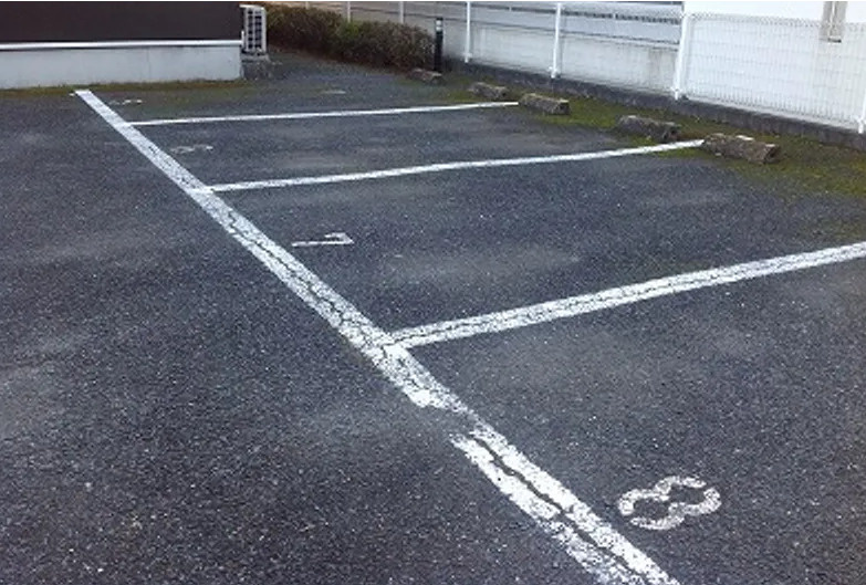 レオパレスさちの駐車場