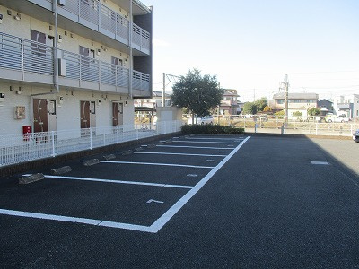 レオパレスラルーチェの駐車場