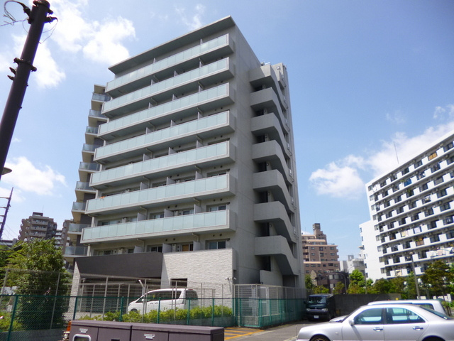プラウドフラット王子神谷の外観|目の前に緑広がる公園が有ります。