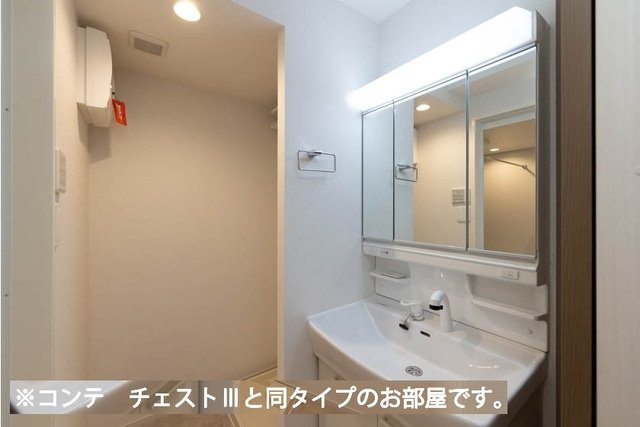 ヒカルサさいたまサクラの洗面所|明るい洗面所です