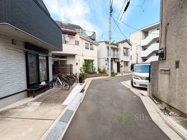世田谷区北沢5丁目の前面道路含む現地写真