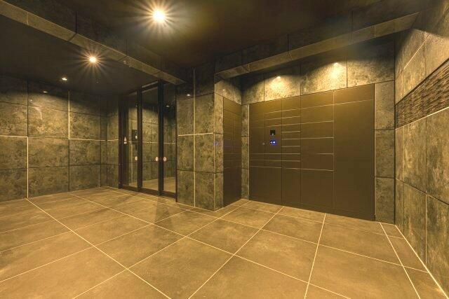 狛江市東和泉２丁目の賃貸マンションのロビー