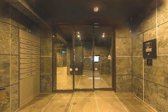 狛江市東和泉２丁目の賃貸マンションのエントランス