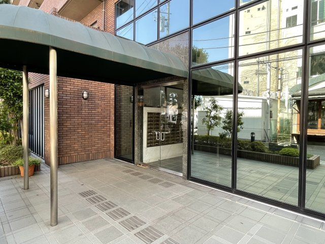川崎市多摩区登戸の賃貸マンションのエントランス
