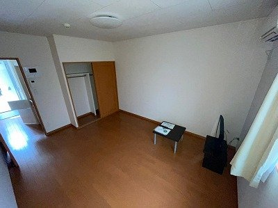 レオパレスアースリー生田の居間・リビング|2階は絨毯仕様