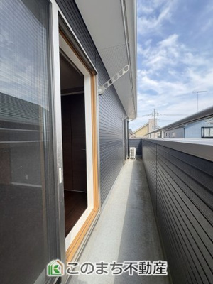 【バルコニー】 | 古河市関戸中古住宅 | 一度にたくさんのお洗濯物を外干しできる広々としたバルコニー☆