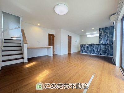 【居間・リビング】 | 古河市関戸中古住宅 | 窓が多く明るいリビング☆ご家族の団らんを明るい日差しが照らします☆
