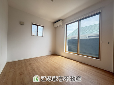 【洋室】 | 古河市関戸中古住宅 | 窓が多く明るい室内が好印象☆
