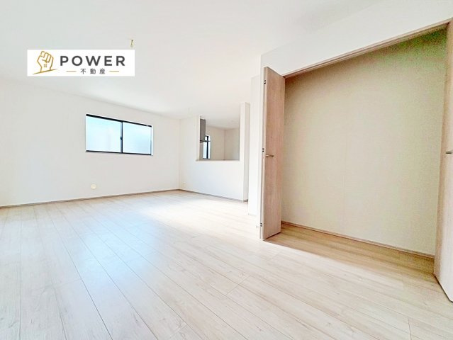 ハートフルタウン　豊田市志賀町高洞11番　全2棟の洋室|家族が自然と集まる広々としたリビング。お子様の成長を見守りながら過ごせます。