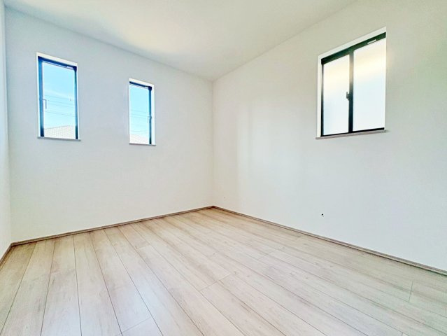 ハートフルタウン　豊田市志賀町高洞11番　全2棟の洋室|陽当りの良い洋室は、お子様の勉強部屋や家族の寝室としても使える、暮らしに合わせて活用できる空間です。