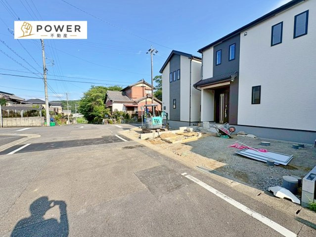 ハートフルタウン　豊田市志賀町高洞11番　全2棟の前面道路含む現地写真|十分な幅が確保されており、車の出し入れもスムーズ。お子様の送り迎えなど、日常の動作も快適に行えます。