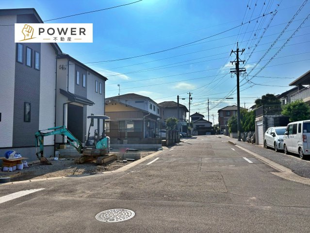 ハートフルタウン　豊田市志賀町高洞11番　全2棟の前面道路含む現地写真|十分な幅が確保されており、車の出し入れもスムーズ。お子様の送り迎えなど、日常の動作も快適に行えます。