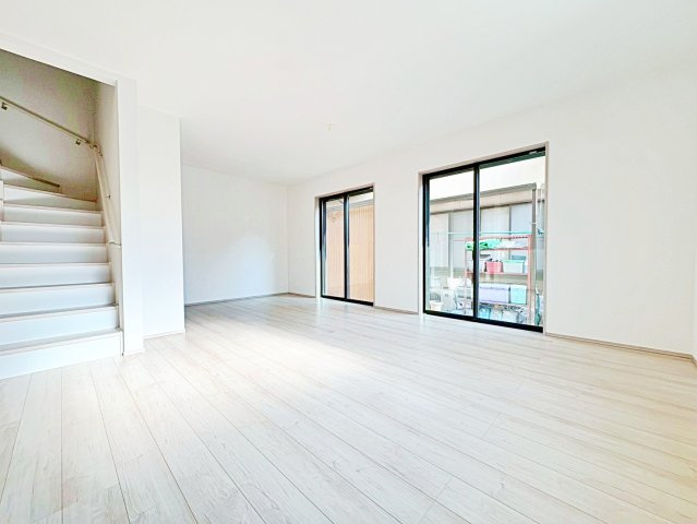 ハートフルタウン　豊田市志賀町高洞11番　全2棟の居間・リビング|家族が自然と集まる広々としたリビング。お子様の成長を見守りながら過ごせます。