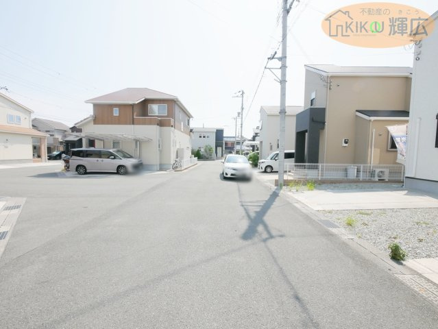 加古川市加古川町北在家　中古戸建の前面道路含む現地写真