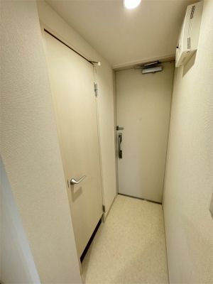 ヴィラ原木中山の玄関