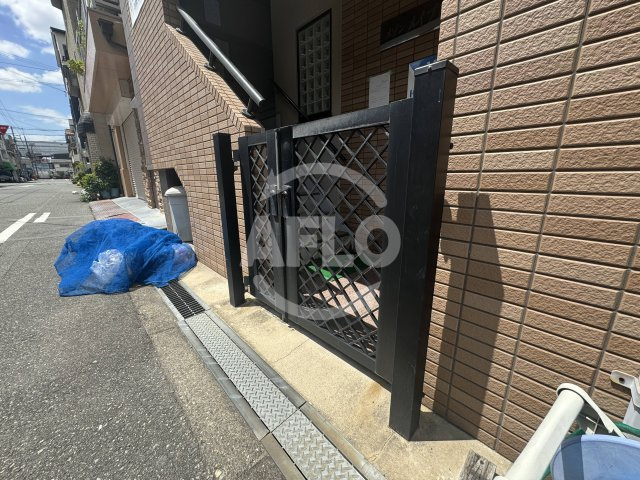 メゾンメイプル　三軒家東小学校のエントランス|メゾンメイプル　エントランス