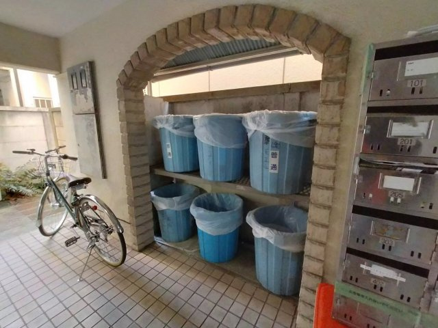 AP32 メゾン・ド・カフェイユ 301（豪徳寺）のエントランス|



