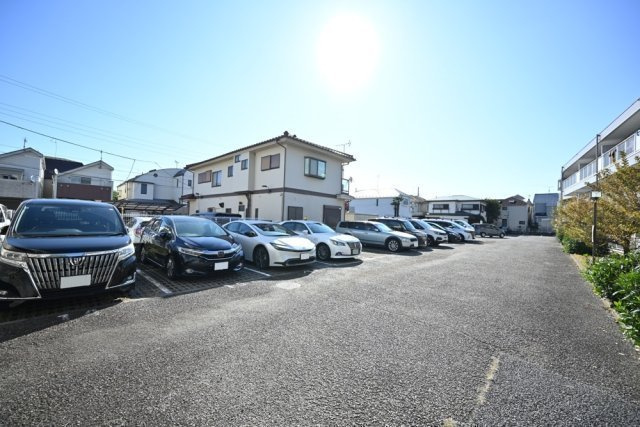 プラムガーデンの駐車場|駐車場があるので、車を買う予定の方も安心です