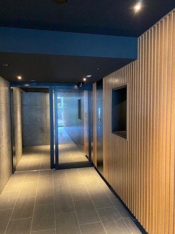 RESIDENCE　KOENJIのエントランス|落ち着いたエントランスです