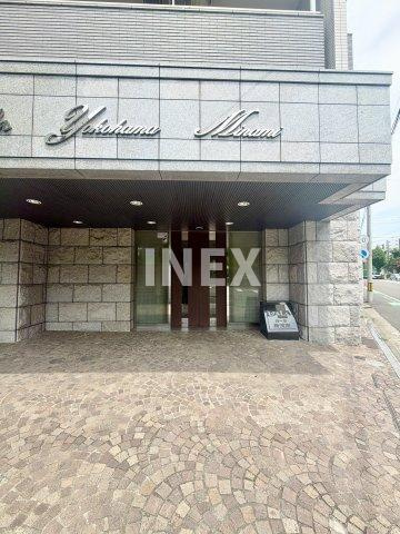横浜市南区二葉町１丁目の賃貸マンションのエントランス