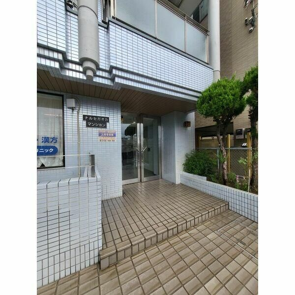 ナルセガオカマンションのエントランス