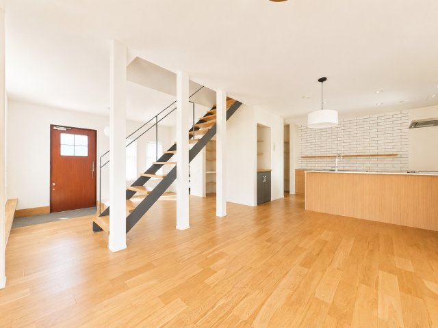 【居間・リビング】 | ◆緑区長津田町　中古戸建◆ | ◆一家だんらんのスペースとなるＬＤＫ。窓から明るい光が差し込み、思わず家族の会話も弾む快適な空間。※一部加工がされています。