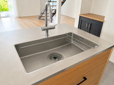 【キッチン】 | ◆緑区長津田町　中古戸建◆ | ◆浄水器一体型なのでシンクまわりがスッキリ！ハンドシャワー付きで便利。※一部加工がされています。