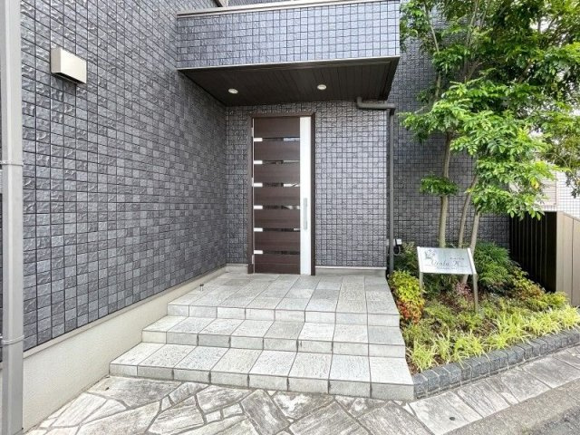 大和市上和田の賃貸マンションのエントランス