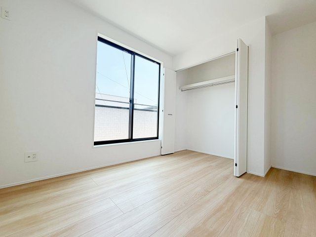グラファーレ　安城市古井町3期1棟の洋室|収納も充実した子供部屋。学用品もすっきり片付き、集中して過ごせる環境です。