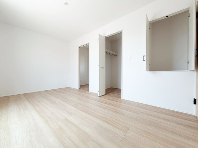 グラファーレ　安城市古井町3期1棟の洋室|収納も充実した主寝室で、夫婦のプライベート空間をゆったりと確保できます。