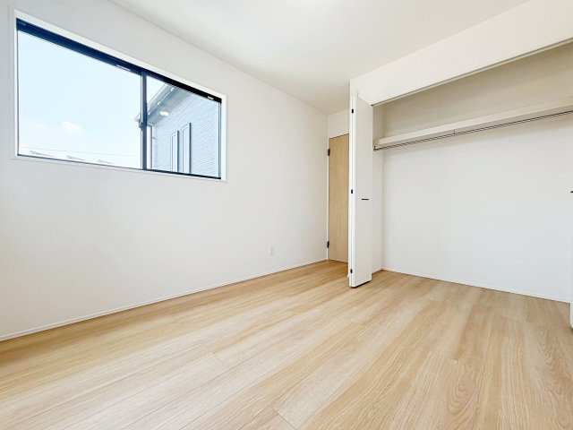 グラファーレ　安城市古井町3期1棟の洋室|収納も充実した子供部屋。学用品もすっきり片付き、集中して過ごせる環境です。