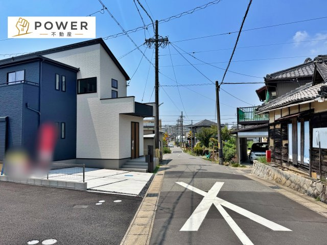 グラファーレ　安城市古井町3期1棟の前面道路含む現地写真|十分な幅が確保されており、車の出し入れもスムーズ。お子様の送り迎えなど、日常の動作も快適に行えます。