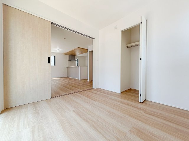 グラファーレ　安城市古井町3期1棟の洋室|陽当りの良い洋室は、お子様の勉強部屋や家族の寝室としても使える、暮らしに合わせて活用できる空間です。