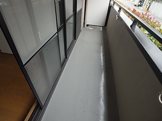 神戸市兵庫区荒田町３丁目のアパートのバルコニー