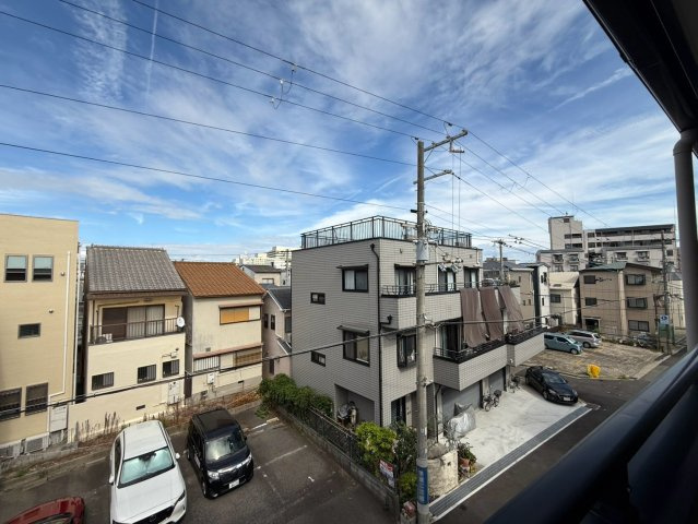 神戸市兵庫区荒田町３丁目のアパートの玄関