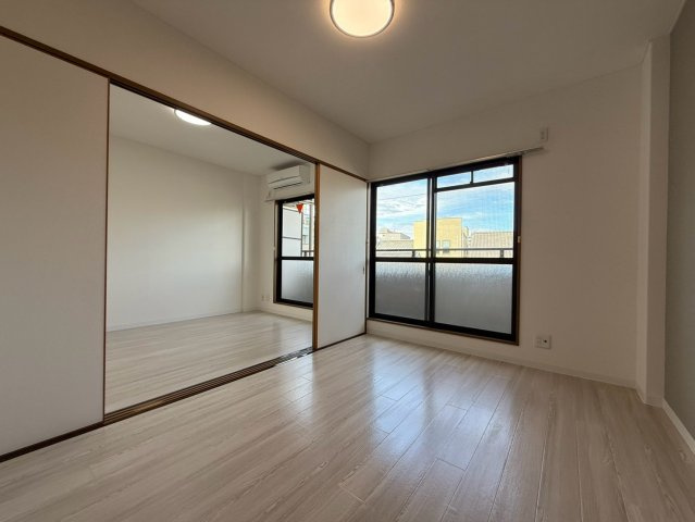 神戸市兵庫区荒田町３丁目のアパートの居間・リビング
