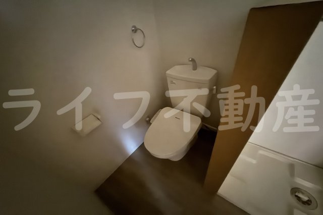 鶴橋末広ビルのトイレ|落ち着いた色調のトイレです