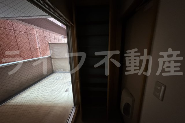 鶴橋末広ビルの収納|小物を収納するのに便利です